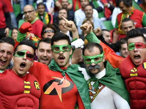 Được "siêu nhân" lẫn người đẹp cổ vũ, Ronaldo vẫn mờ nhạt cả trận đấu
