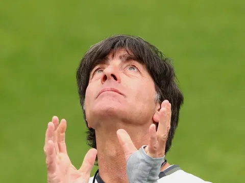 Joachim Loew chơi đùa với chai nước trong buổi tập gần nhất