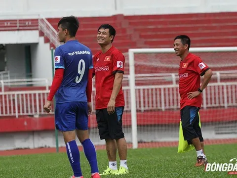 Chùm ảnh: Hữu Thắng tươi cười bên học trò ngày tập luyện đầu tiên ĐT Việt Nam