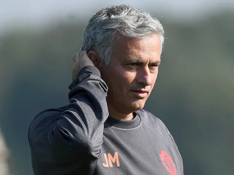 10 HLV tiêu tiền nhiều nhất: Mourinho vô đối, gấp đôi Van Gaal