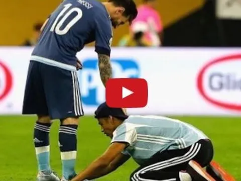 10 khoảnh khắc xúc động nhất của Lionel Messi khi gặp 'fan cuồng'
