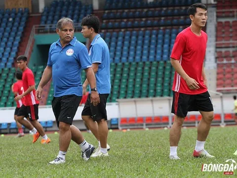 Tân binh V-League hào hứng trên sân tập cùng HLV từng làm việc ở Ligue 1