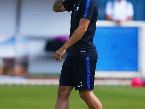 Griezmann cười ngất vì trò đùa của đồng đội trên sân tập