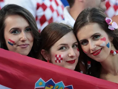 Dàn CĐV xinh đẹp tiếp tục đổ bộ vòng knock-out EURO 2016