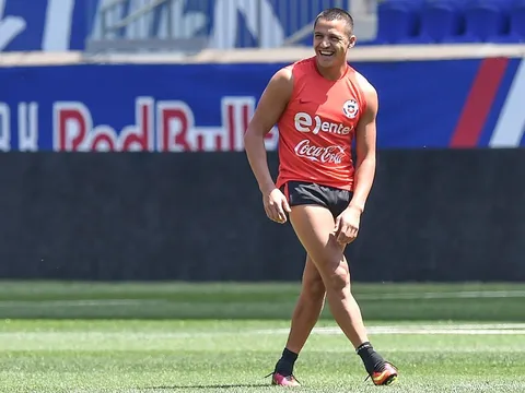 Sanchez cắt tay áo, kéo quần khoe cơ bắp trên sân tập