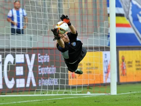 2 pha cản phá kinh điển của Iker Casillas
