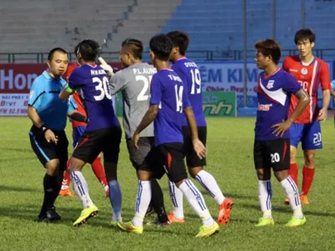 Bung bét sai lầm của trọng tài tại V-League 2016: Bệnh sĩ chết trước…
