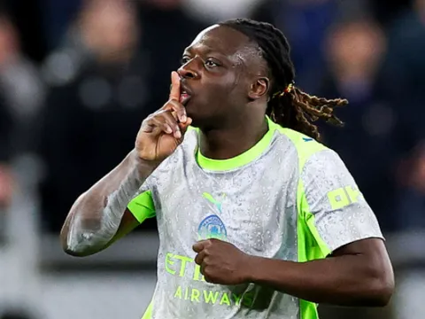 Jeremy Doku lập cú đúp, Man City hòa nghẹt thở Everton