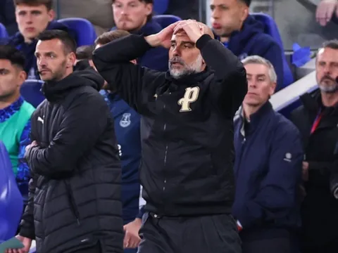 Khoảnh khắc Pep Guardiola sốc và uống nước gây bão mạng xã hội