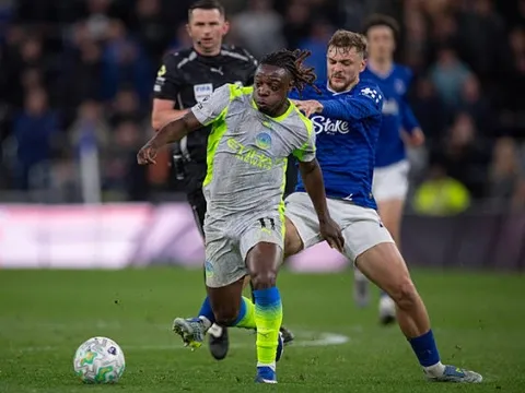 Doku rực sáng không đủ giúp Man City níu giữ quyền tự quyết