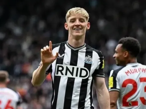 Anthony Gordon là "Raphinha phiên bản Anh" mà Barca khao khát