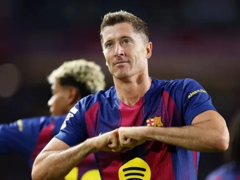 Hàng công sứt mẻ, Liverpool được khuyên mua Lewandowski