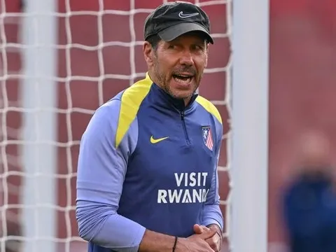 Atletico Madrid khiếu nại UEFA vụ bị đốt pháo hoa trước trận Arsenal