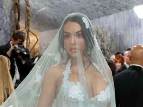 Georgina Rodriguez gây sốt tại Met Gala với váy xuyên thấu