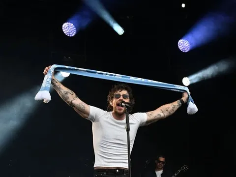 Sao nhạc Pop bẽ mặt vì nhận vơ Coventry dù là fan MU