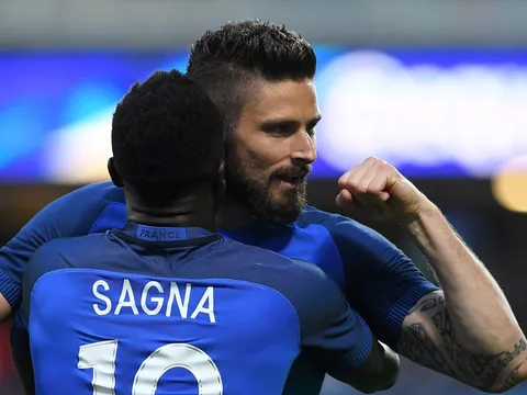 Giroud hóa sát thủ kết liễu Scotland, cờ Pháp tung bay bốn phía