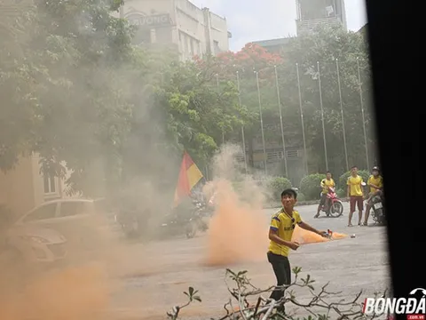 Khán giả Nam Định đốt pháo sáng, uy hiếp tinh thần đội khách TP.HCM