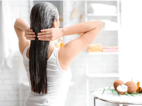 : 3 cách ủ tóc tại nhà giúp “cứu nguy” mái tóc khô xơ sau khi đi biển