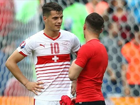 Granit Xhaka gợi lại chuyện cũ, fan M.U đau lòng