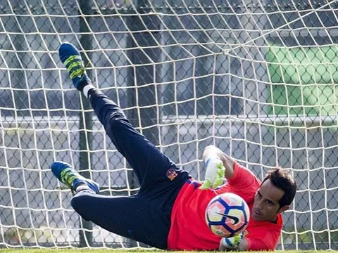 Bất chấp tin đồn ra đi, Bravo vẫn tập luyện cùng Barca