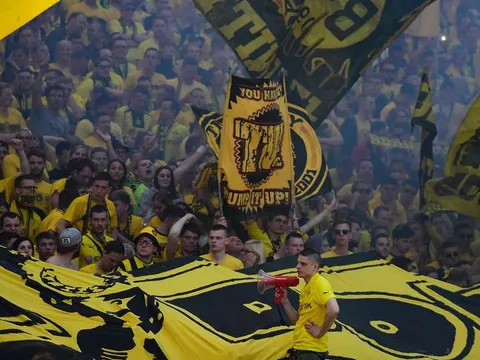Klopp thừa nhận Liverpool khó sánh được với Dortmund