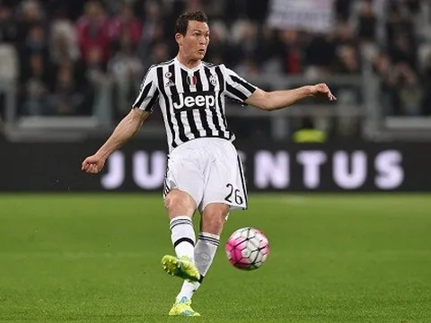 Dám công khai nổi loạn, Lichtsteiner nhận án phạt nặng từ Juventus
