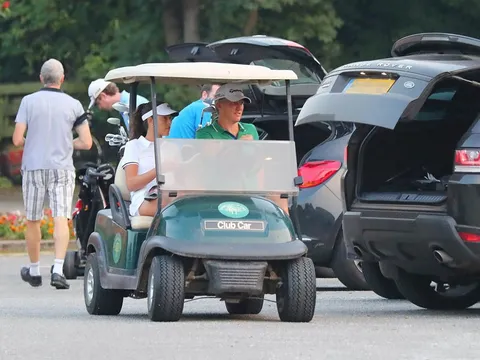 Không được thi đấu, Schweinsteiger hí hửng rủ người đẹp đi chơi golf
