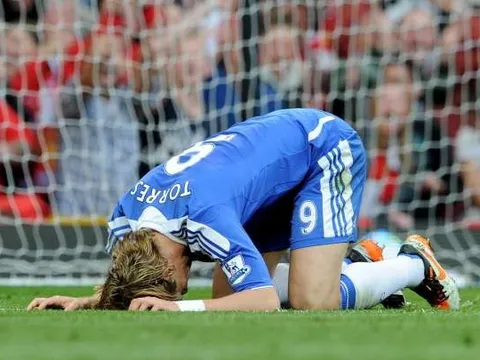 Những tình huống bỏ lỡ khó quên trong bóng đá: Nỗi buồn Fernando Torres