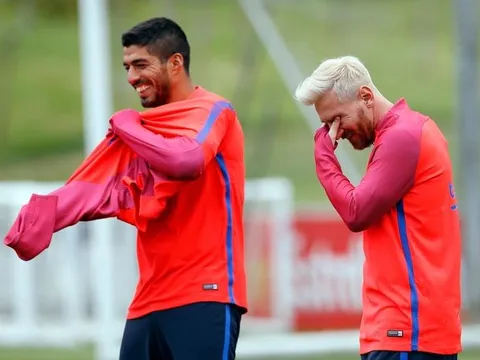 "Kết" tóc mới của Messi, Suarez quấn quýt không rời trên sân tập