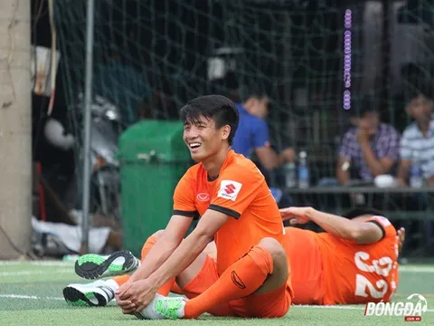 Trung vệ Bùi Tiến Dũng tươi như hoa trong buổi tập đầu cùng ĐT Việt Nam