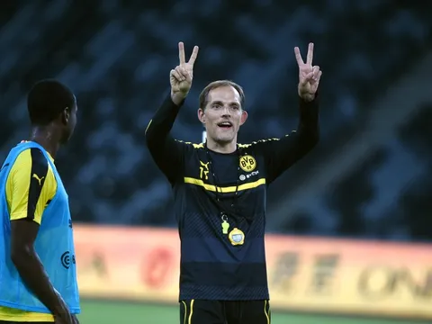 HLV Dortmund tạo hình cực nhí nhảnh trên sân tập