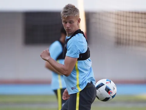 'Mốt' tóc ánh kim tràn ngập trên sân tập Man City