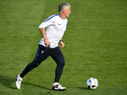 Didier Deschamps xỏ giày tập luyện cùng tuyển Pháp