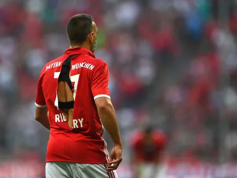 Gặp lại Pep, Ribery chơi cực "sung", rách luôn áo