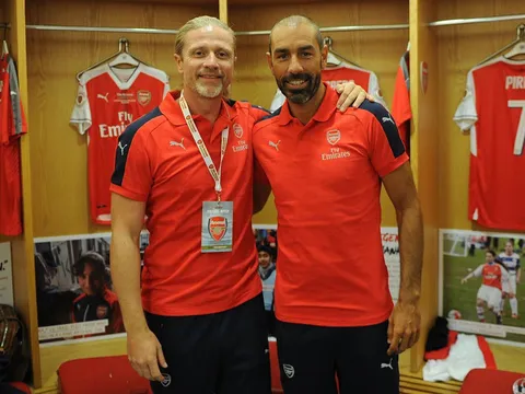 Pires, Ljungberg, Kolo, Hoyte tề tựu đông đủ trong màu áo Arsenal