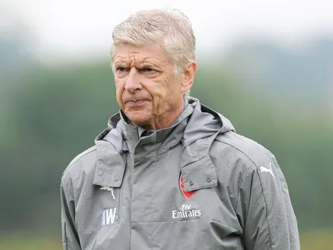 Wenger lại bị chỉ trích vì chuyển nhượng