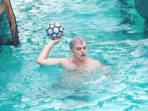 Điểm tin hậu trường 24/6: Mourinho ‘tung tăng’ trước núi công việc; Cầu thủ bị đuổi vì… xì hơi ngay trên sân