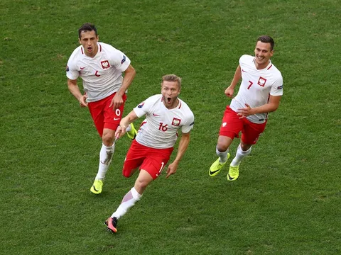 Lewandowski tiếp tục tịt ngòi, Ba Lan vẫn thắng Ukraine