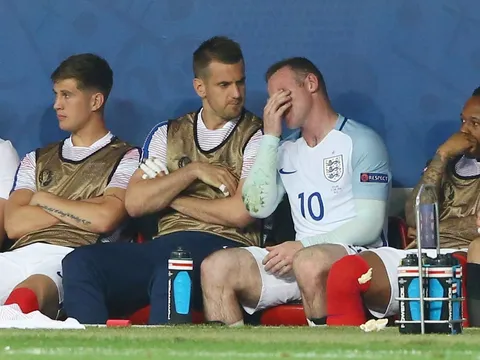 Đạt cột mốc mới, Rooney vẫn rơi lệ vì tuyển Anh bị loại