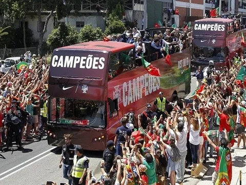 Ronaldo và đồng đội được quê hương chào đón như người hùng