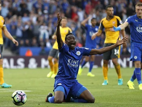 Cầu thủ Leicester ngã trong vòng cấm, trọng tài ngó lơ, Arsenal thoát thua kịch tính