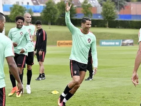 Ronaldo ‘khuấy động’ không khí buổi tập của Bồ Đào Nha