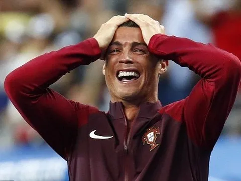 CR7 "khóc như mưa" trong ngày Bồ Đào Nha vô địch EURO 2016