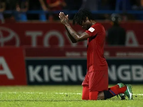 Ngoại binh V-League vái lạy trọng tài là giọt nước tràn ly