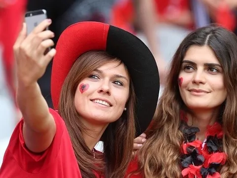 Nhan sắc fan nữ Albania đốt cháy khán đài