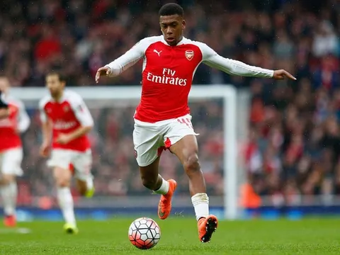 Alex Iwobi chơi bóng như thần tượng của Oezil