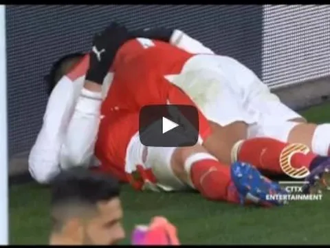 Alexis Sanchez 'âu yếm' Olivier Giroud sau khi ghi bàn vào lưới Bournemouth