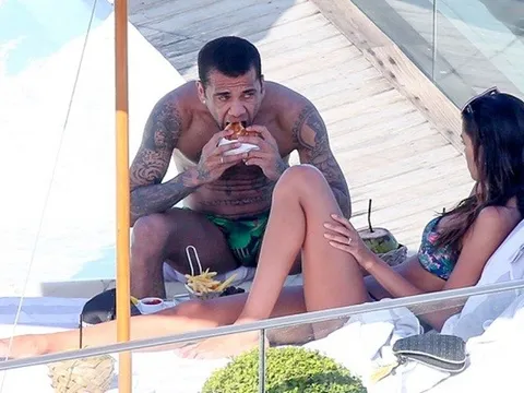 Bồ xinh khó cưỡng, Dani Alves vẫn lo… gặm bánh mì