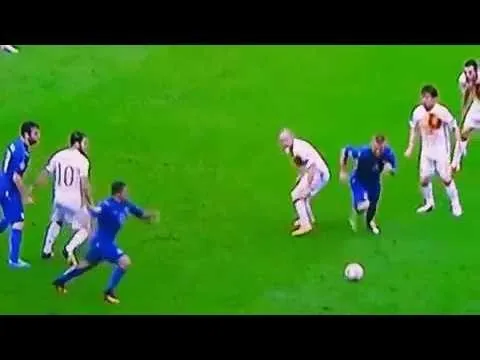 Andres Iniesta bị sao Italia xỏ háng