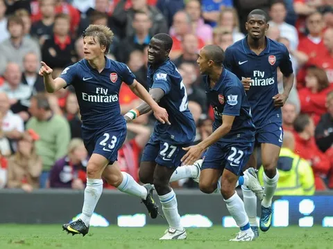 Andrey Arshavin sút xa tung lưới Man United